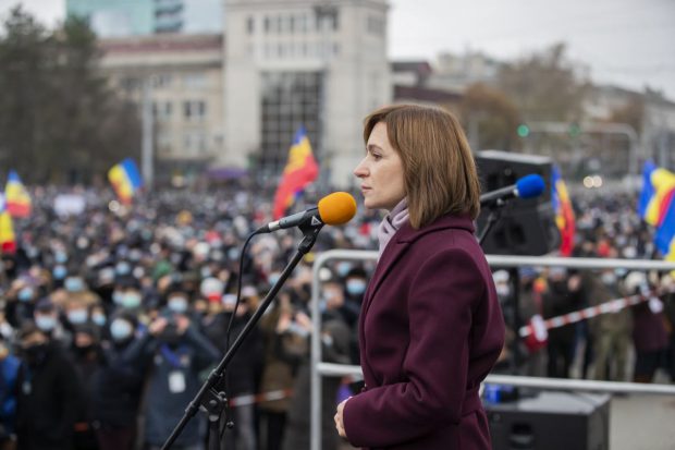 Învestită în funcția de președintă a Republicii Moldova, Maia Sandu atacă dur majoritatea parlamentară ”coruptă” și cere alegeri anticipate