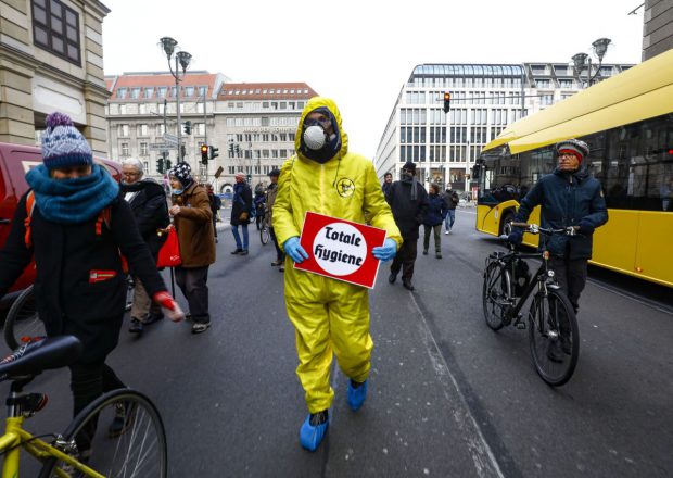 Ceartă politică, reticență la restricții și o falsă senzație de siguranță: cum a ajuns Germania, model al luptei cu pandemia, să impună lockdown de Crăciun