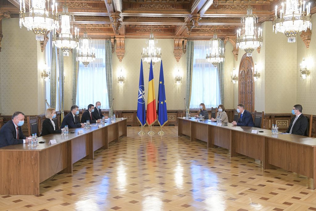 Diana Șoșoacă, wearing a mask under her nose during talks with Iohannis, after the AUR delegation arrived late in Cotroceni