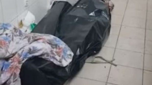 VIDEO | Imagini revoltătoare la morga spitalului din Horezu: Morți lăsați în mizerie, pe jos sau pe mese