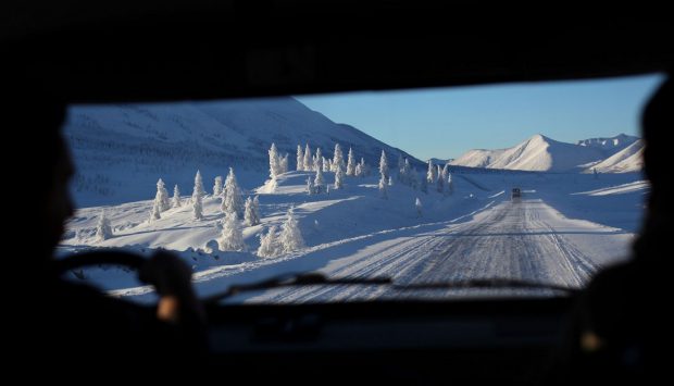 Un tânăr de 18 ani, care s-a rătăcit pe Drumul Oaselor din Rusia, a murit îngheţat, în propria maşină. A degerat la minus 50 de grade Celsius