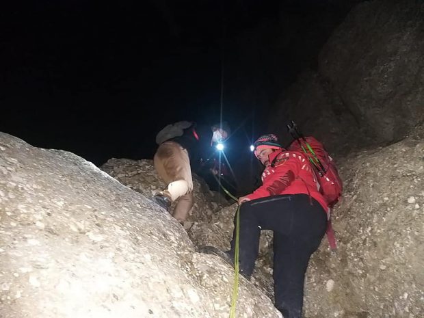 Tineri blocaţi în Bucegi, salvați după o operaţiune de 10 ore. S-au aventurat pe munte echipaţi necorespunzător