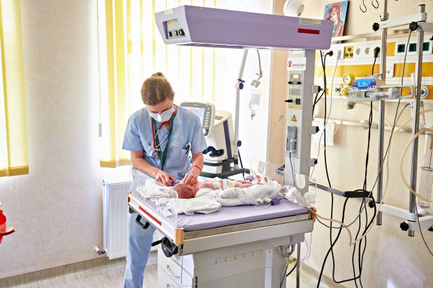 Tulcea și Mehedinți, județe în care mor cei mai mulți bebeluși. Medic: „Trebuie să luăm decizii la secundă, de atât e nevoie pentru a pierde un prematur”