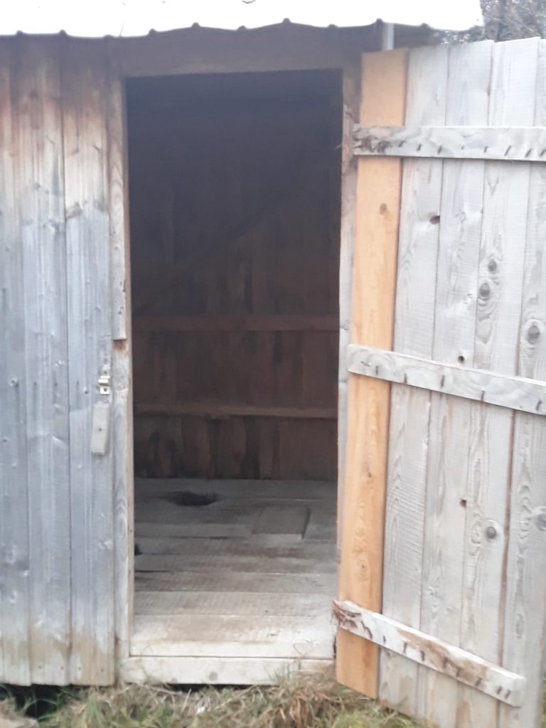 (Publicitate) Gata cu toaleta în curtea școlii. O nouă toaletă modernă construită la o școală rurală din România, prin programul „Domestos susține igiena în școli”