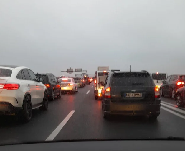 Românii care vin acasă de Sărbători, prinși în ambuteiaje în Austria și în Ungaria: „Am mers cu un kilometru pe oră”. Precizările MAE