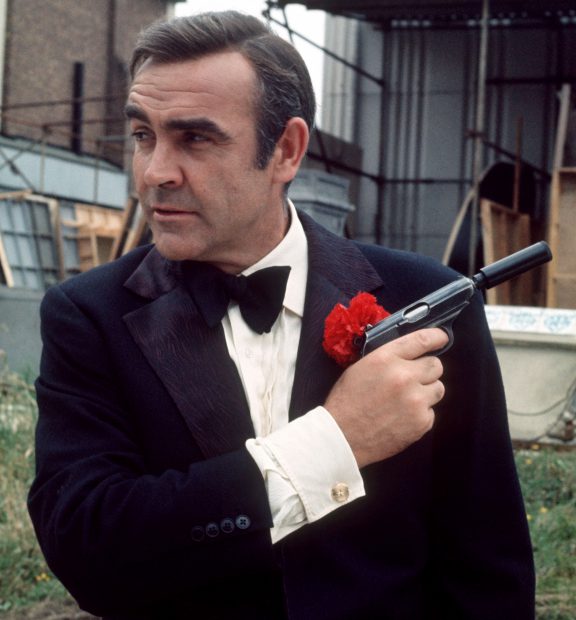 Pistolul folosit de Sean Connery în primul „James Bond”, vândut la licitaţie pentru 256.000 de dolari. Cât a costat casca lui Tom Cruise din „Top Gun”