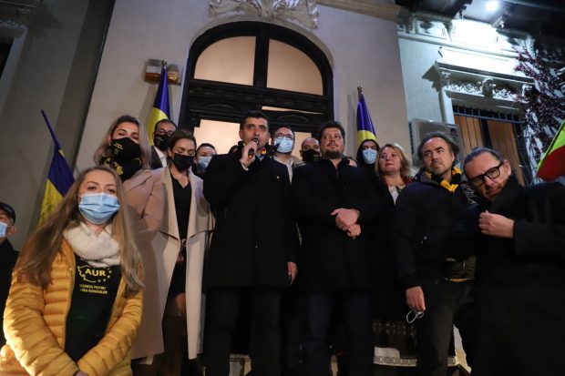 Formula AUR-ului: naționalism, ultraconservatorism, ceva scandal și un electorat activat