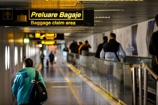 Sondaj IRES. Pandemia ne-a dat cu zece ani în urmă la călătoriile cu avionul și cu trenul. 71% dintre români spun că au plâns în 2020