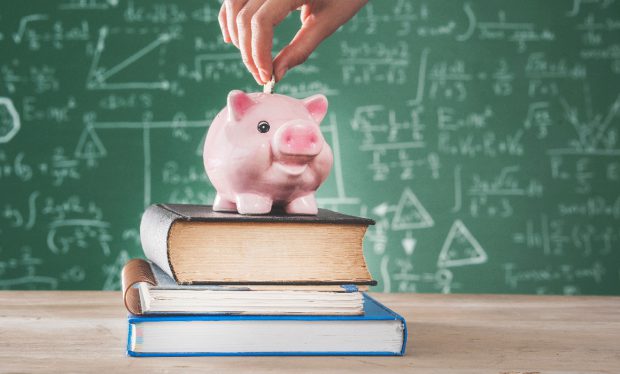 Avocatul Poporului intervine în cazul școlii din București care strângea fondul clasei deși orele se desfășoară online. Ce spune directoarea
