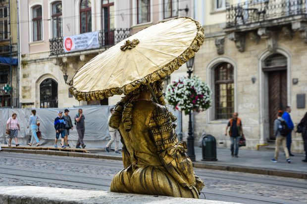 Româncă dusă în Grecia şi obligată „să facă pe statuia” pentru a cerşi. Poliţiile din patru state au lucrat la caz, dar traficanţii au primit pedepse cu suspendare!