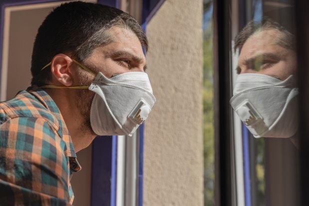 OMS recomandă purtarea măștilor sanitare și în casă. În ce condiții trebuie să facem asta