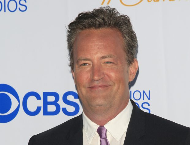 Actorul Matthew Perry lansează o linie vestimentară inspirată din ”Friends” pentru a ajuta OMS în lupta cu COVID-19