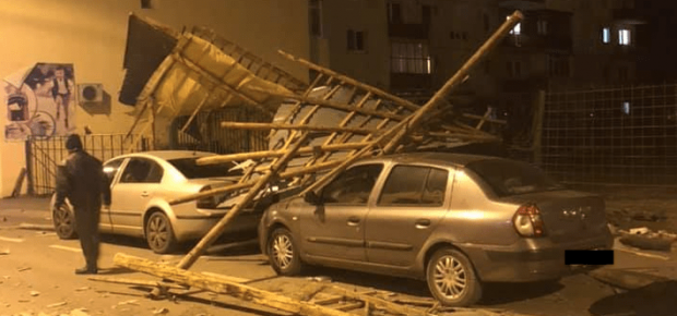 VIDEO | Acoperișuri smulse de vânt în Sibiu. Oamenii au aflat de pe Facebook că mașinile lor au fost avariate