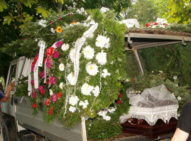 Un preot a întrerupt o înmormântare din Argeș și a sunat la 112, după ce a văzut semne ciudate pe corpul defunctului. Ce s-a întâmplat, de fapt