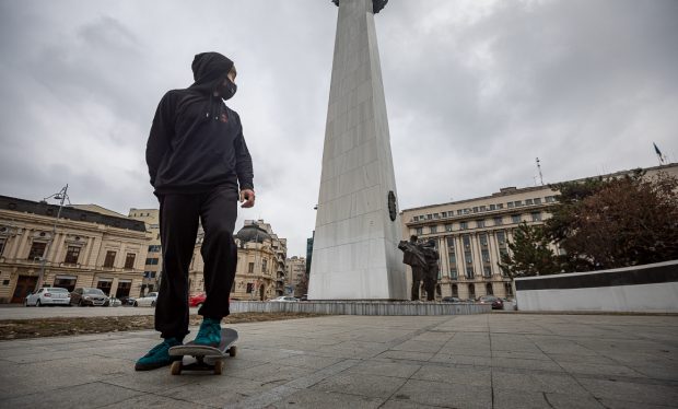 Cum a ajuns monumentul din Piața Revoluției, „Cartoful”,  simbolul libertății pentru un skater din București și ce spune, în replică, artistul despre cei care-i „profanează opera”