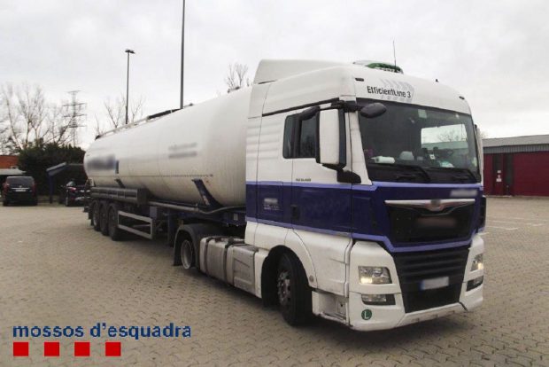 Șofer român cu cisterna pe contrasens 11 km, fără o roată, cu farurile stinse și poliția după el, pe autostradă, în Spania