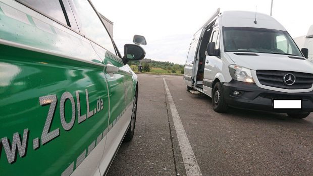 Un șofer român a condus 23.000 km în 26 de zile, în Germania. Poliția l-a prins și i-a luat Sprinterul