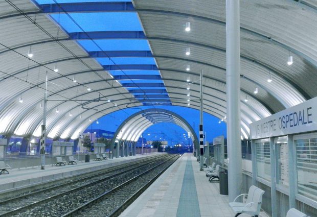 O italiancă s-a aruncat în fața trenului și i-a salvat viața unui român care încerca să se sinucidă. ”S-a întâmplat în câteva secunde, mi se părea ireal!”