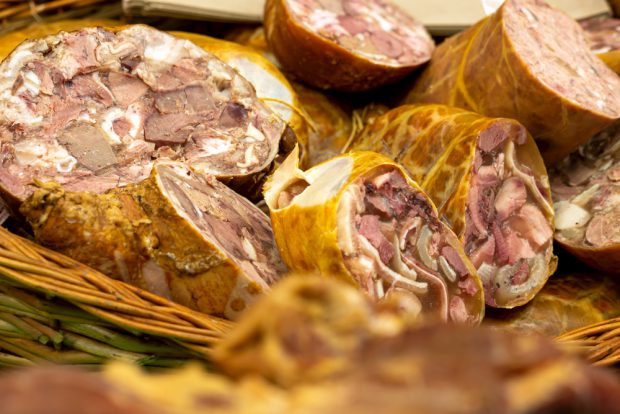 Tobă de casă – rețeta tradițională din carne de porc și carne de pui