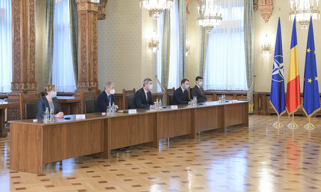 Diana Șoșoacă, wearing a mask under her nose during talks with Iohannis, after the AUR delegation arrived late in Cotroceni