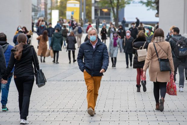 Aproape 3% din populația Londrei, confirmată cu noua tulpină de coronavirus. Epidemiolog: Se răspândește în toată țara