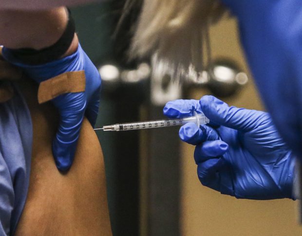 Primele doze de vaccin împotriva COVID-19 ajung în România în 26 decembrie. Ciucă: „Infectarea nu se oprește de Crăciun și de Anul Nou”