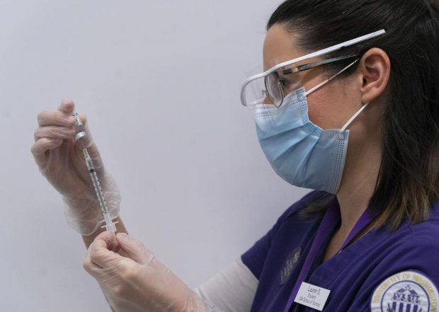 Specialiștii demontează 7 mituri din jurul vaccinurilor anti-COVID. „Gândiţi-vă la el ca la un e-mail trimis sistemului vostru imun”