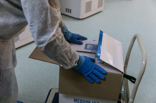 România începe astăzi vaccinarea anti-COVID. Primul român care primește serul, un medic de la „Matei Balș” din București
