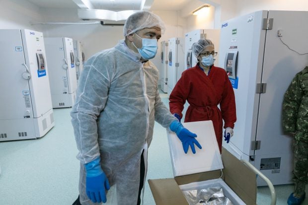 O parte din a doua tranșă de vaccinuri, adusă cu avionul la București. Câte doze ajung azi în țară și cum sunt distribuite