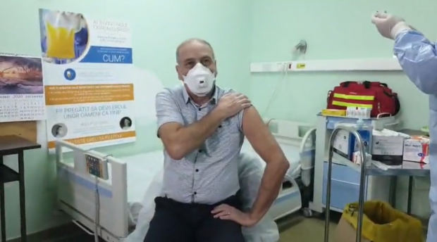 VIDEO | Virgil Musta, printre primii medici vaccinați anti-Covid la Timișoara: Este șansa noastră de a lupta eficient cu acest virus și de a câștiga războiul