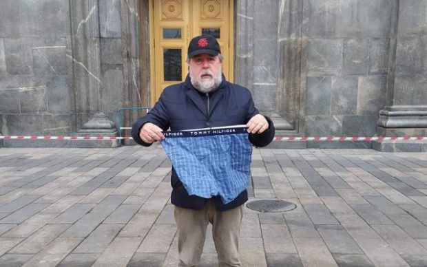 Regizor anti-regim, ridicat de forțele de securitate ruse, după ce a protestat cu o pereche de chiloți, în semn de solidaritate cu disidentul Alexei Navalnîi