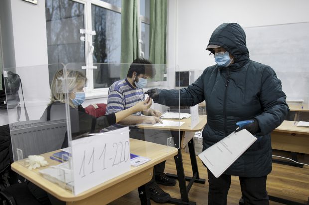 Ora 13: în țară au votat cu 500.000 de oameni mai puțin decât în 2016, în străinătate sunt deja cu 30% mai mulți votanți