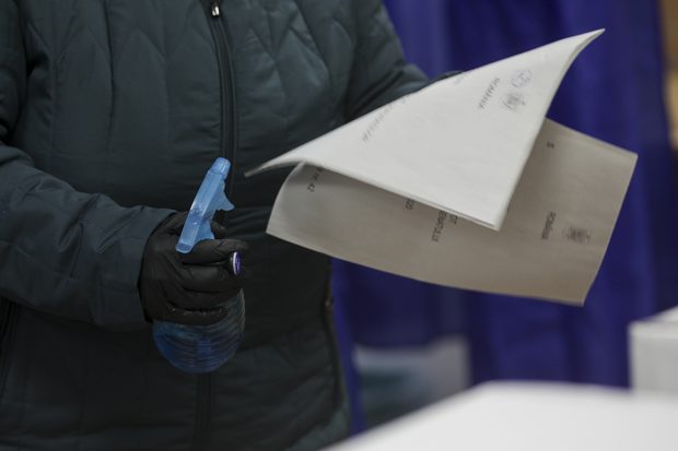 Noi incidente în secțiile de votare. Dosar penal deschis la Constanța, după ce un bărbat a primit un buletin de vot ștampilat