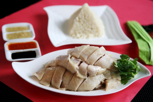 Carne de pui produsă în laborator, servită în premieră la un restaurant din Singapore