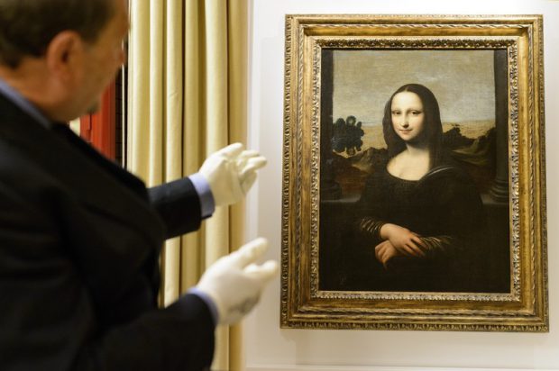 Licitație inedită la Luvru: întâlnire cu „Mona Lisa” și tur de noapte al muzeului, cu torțe