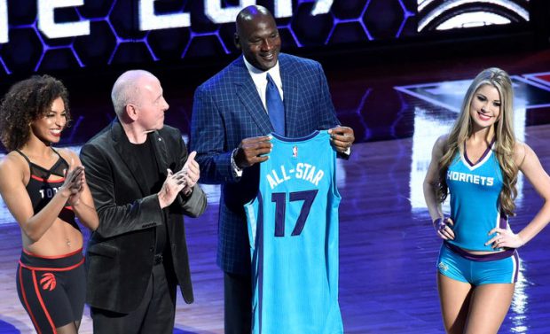 Un tricou purtat în 1984 de baschetbalistul Michael Jordan, vândut cu o sumă record la o licitație în SUA