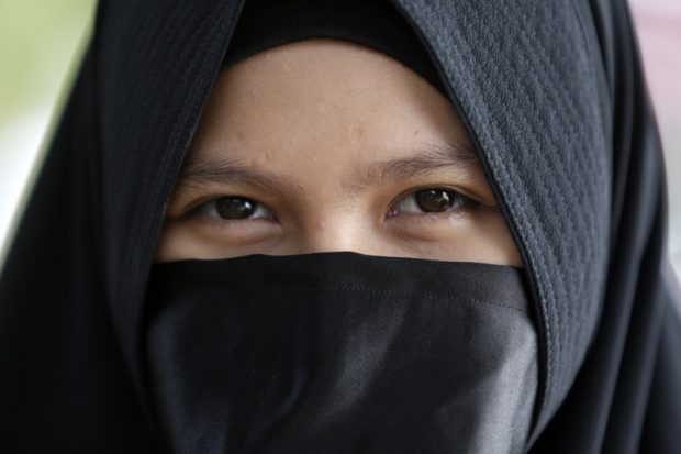 Legea prin care se interzice portul vălului islamic de către elevele din școlile primare, declarată neconstituțională