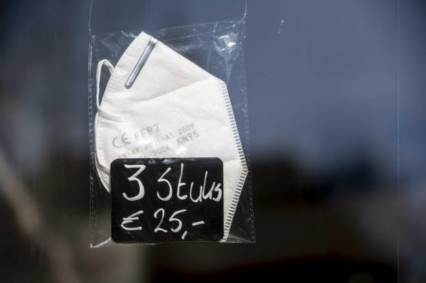 Achiziții de măști sanitare cu dedicație și în Elveția: Doi antreprenori de 22 de ani au primit de la guvernul federal 20.000.000 de euro, apoi și-au cumpărat mașini de lux