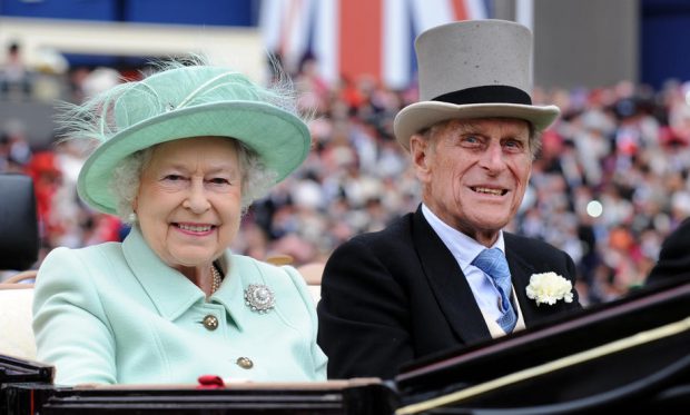 Regina Elisabeta a II-a, 94 de ani și Prințul Philip, 99 de ani, ”vor sta la coadă” să se vaccineze anti-COVID-19 în Marea Britanie