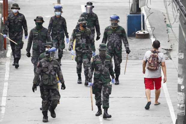 Poliția din Filipine amenință cu lovituri de baston persoanele care nu respectă distanțarea socială