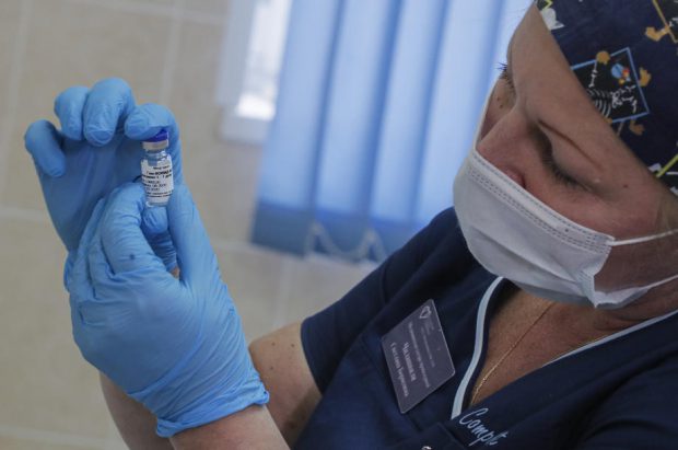 Muncitorii esențiali din Moscova se înregistrează pentru a se vaccina cu Sputnik V împotriva  COVID-19