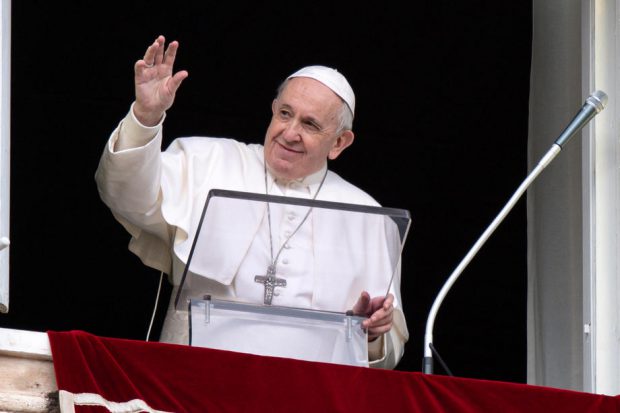 Papa Francisc va începe cu două ore mai devreme slujba de Crăciun pentru a respecta interdicția de circulație pe timpul nopții din Italia