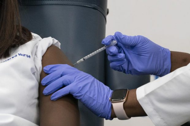 Doi angajați de la un spital din Alaska, tratați de urgență după ce au făcut vaccinul anti-Covid. Ce concluzii au tras medicii