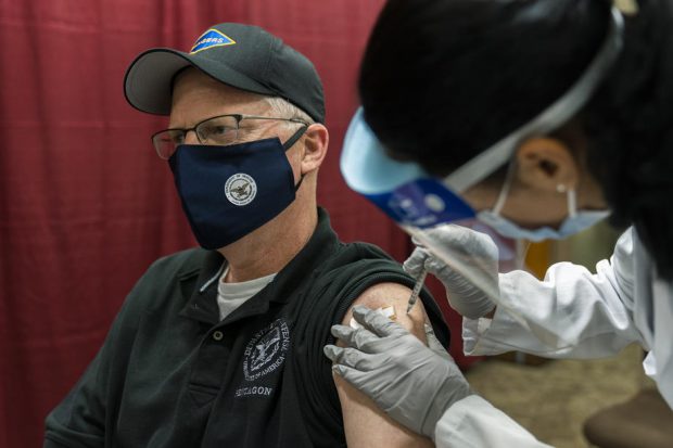 VIDEO | Şeful Pentagonului, printre primii americani care s-au vaccinat împotriva COVID-19