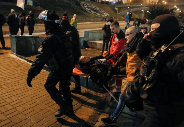 FOTO | Confruntări violente între poliţie şi protestatarii anti-lockdown la Kiev, soldate cu răniţi. Câți polițiști au căzut victime furiei manifestanților