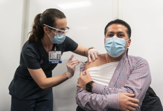UE a autorizat vaccinul Pfizer împotriva COVID. Serul urmează să fie distribuit în toate statele membre, inclusiv România