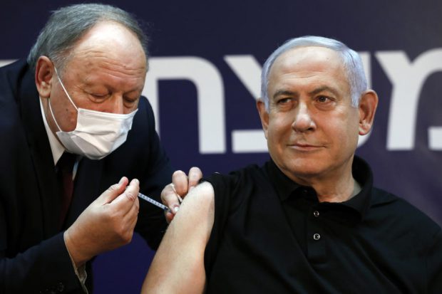 VIDEO | Premierul Benjamin Netanyahu, primul israelian care s-a vaccinat împotriva COVID-19
