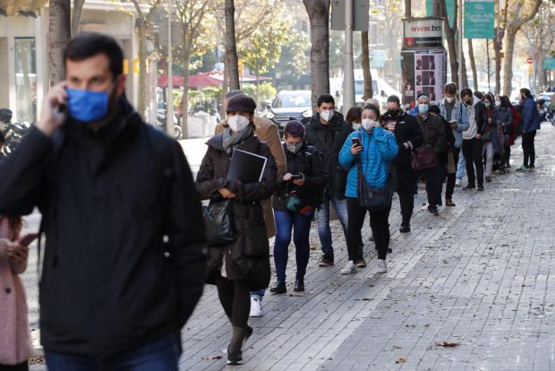 Experți: noua tulpină a virusului poate fi prezentă deja peste tot în lume, doar că nu a fost detectată. Ce știm și ce nu știm despre ea