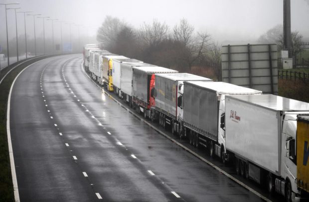 Se așteaptă ca Franța să-și redeschidă granițele, deoarece Marea Britanie intenționează să-i testeze pe șoferii de camioane pentru COVID