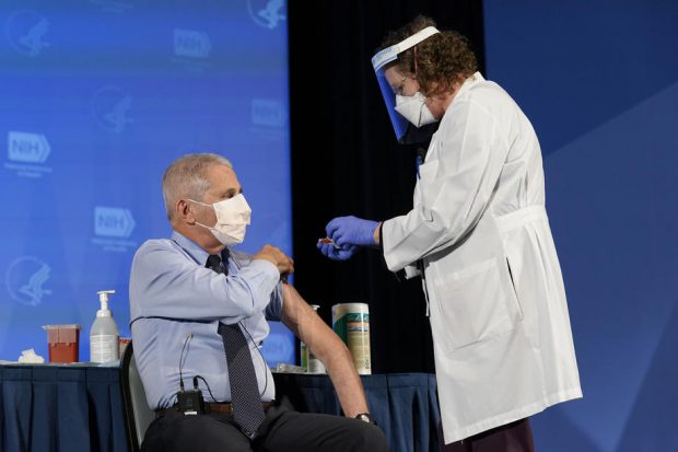 VIDEO| Anthony Fauci s-a vaccinat în direct împotriva Covid-19. El a primit o doză din serul produs de Moderna